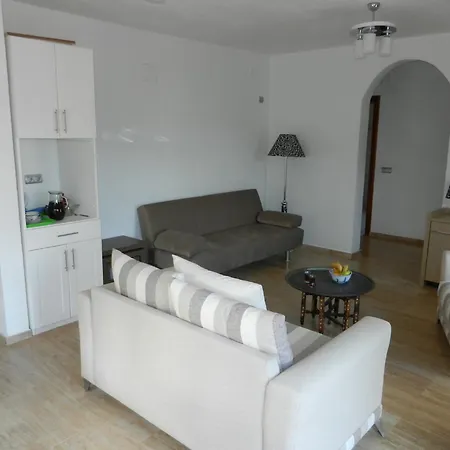 Ada Villa